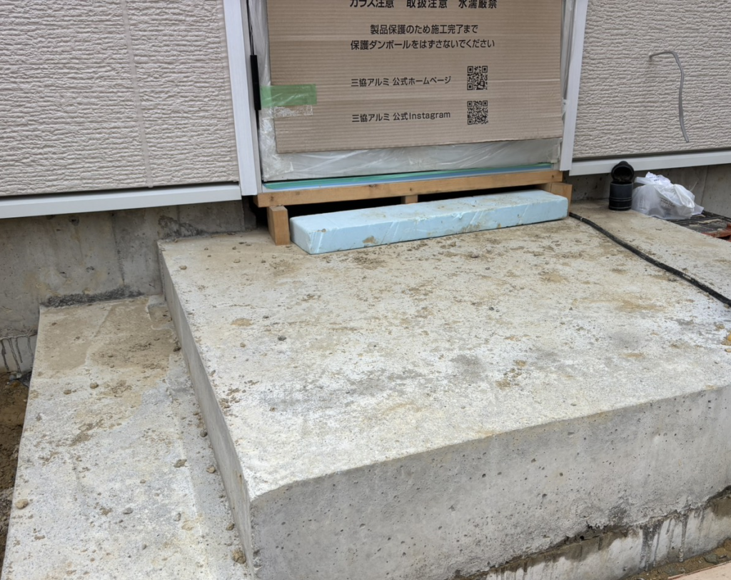 🚪玄関のステップの土台が完成しました！