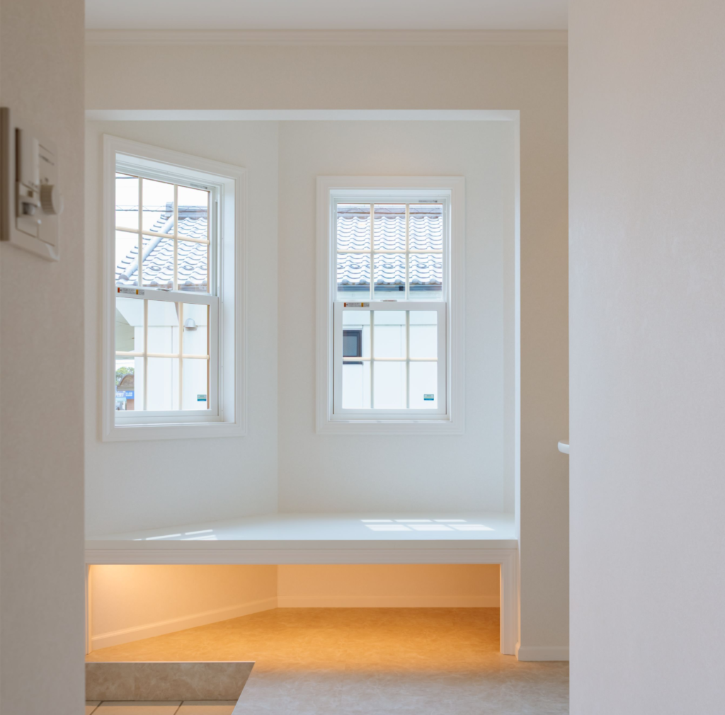 🪑窓辺が特等席になる大工造作の「造作ベンチ」